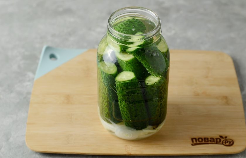 1. Этап. Огурцы в банку на зиму: Влейте в банку кипяток, прикройте крышкой и оставьте на 20 минут.
