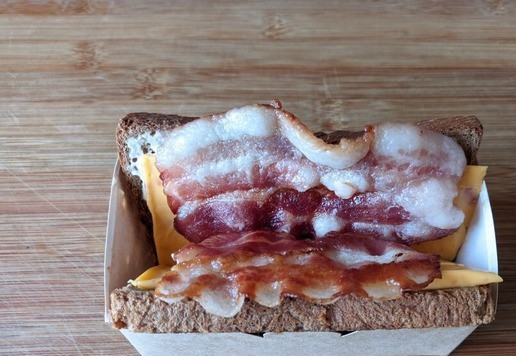 1. Этап. Корейский сэндвич с яичницей-болтуньей: Кладём бекон сверху сыра.