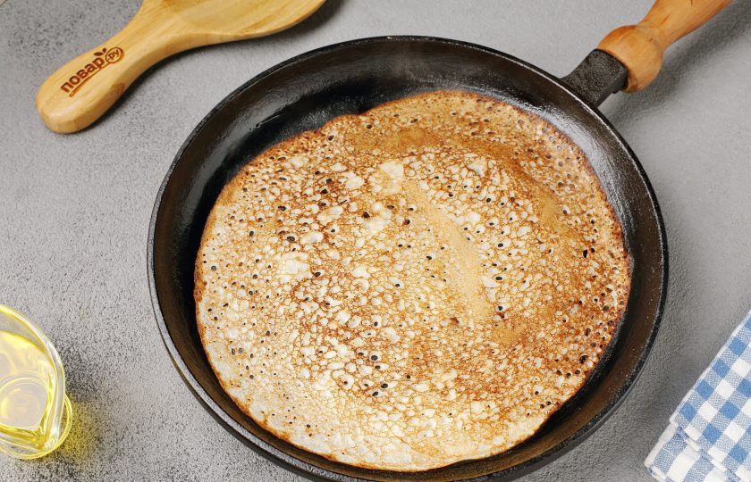 1. Этап. Блины на кислом кефире: Разогрейте сковороду и смажьте её маслом. Зачерпните половником тесто и вылейте его на центр сковороды, быстро распределяя тесто по всей поверхности жаропрочной посуды. Жарьте блины с двух сторон до готовности.