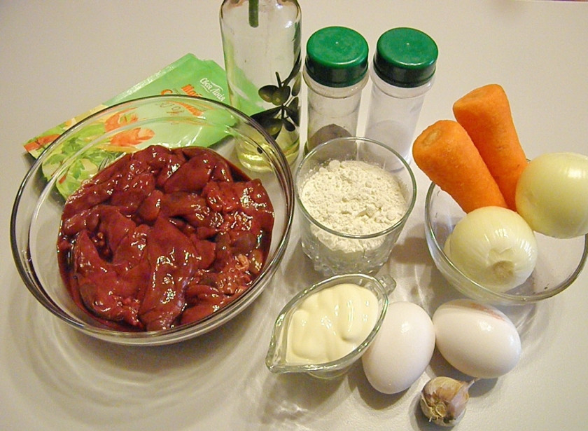 1. Этап. Печеночный торт из куриной печени: Приготовьте продукты для коржей и начинки торта. По ходу рецепта я буду уточнять, сколько чего нужно в коржи, начинку или для смазывания и жарки, чтобы было понятнее.