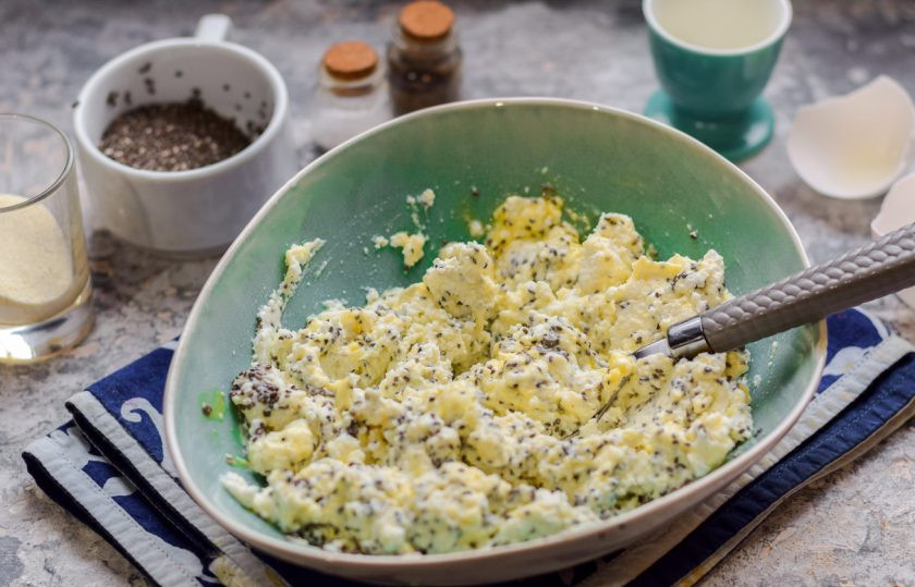 1. Этап. Творожная запеканка с семенами чиа: Тщательно перемешайте все, оставьте творог на 10 минут в покое.