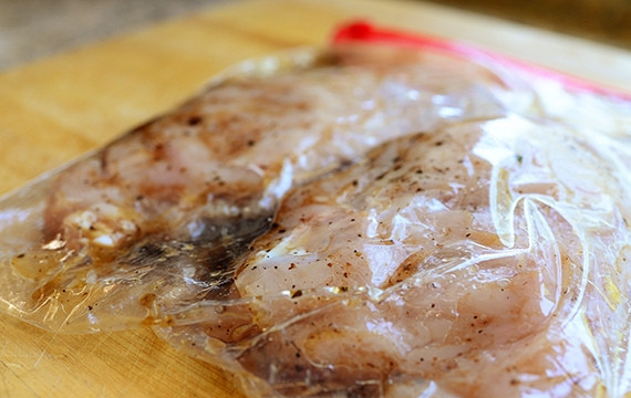 1. Этап. Салат с клубникой и курицей: Поперчите и посолите куриное филе. Положите в пакет для маринада и залейте бальзамическим уксусом. Оставьте мариноваться час или два.