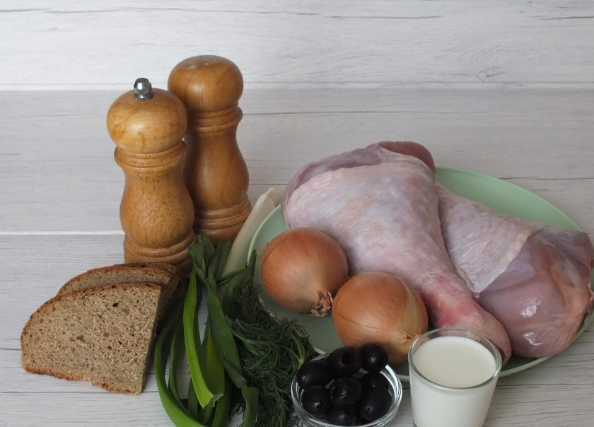 1. Этап. Фаршированная голень индейки в духовке: Подготовьте необходимые ингредиенты.