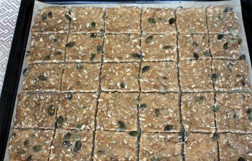 1. Этап. Галеты с семечками: Нарезаем тесто на квадраты и перекладываем бумагу на противень. Выпекаем при температуре 200 градусов 8 минут.