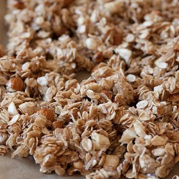 1. Этап. Кокосовая гранола: 4. Выложить смесь на противень, выстеленный пергаментной бумагой, оставив несколько больших комков.