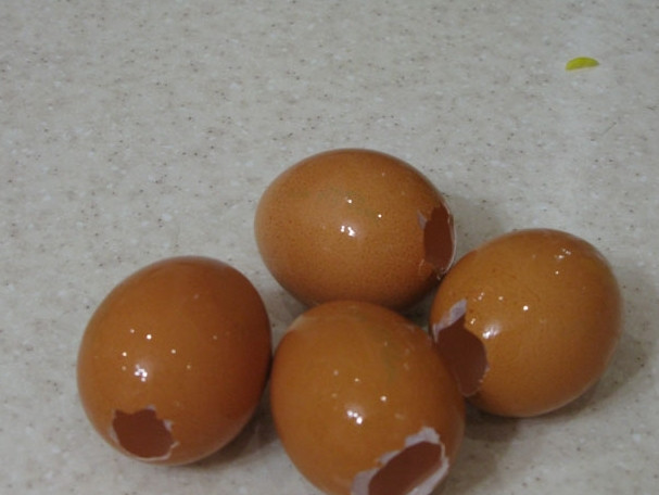 1. Этап. Яйца заливные: Сами яйца для этого рецепта нам не понадобятся – только скорлупа. Поэтому её можно заготовить заранее по мере приготовления других блюд. Важно перед использованием яйца хорошо вымыть. Сделайте отверстие с тупой стороны яйца и вылейте содержимое.