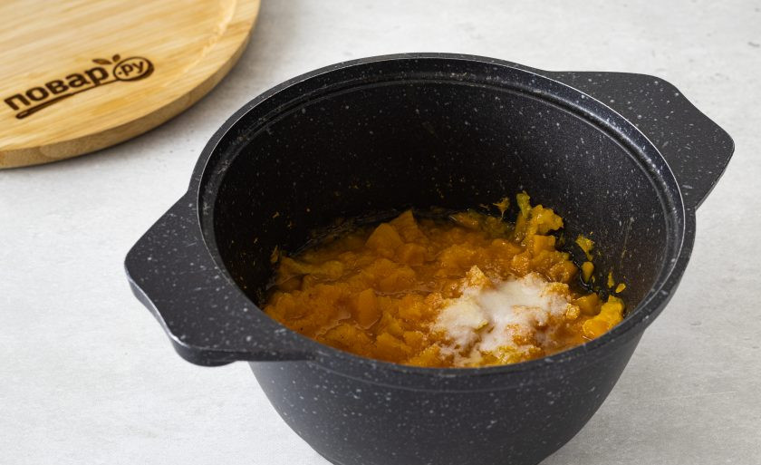 1. Этап. Варенье из тыквы без сахара: В небольшом количестве (15-20 мл.) разведите агар-агар. Влейте его в кастрюлю, добавьте лимонный сок, эритрит, молотую корицу и мускатный орех. Снова доведите до кипения и варите варенье еще 5 минут.