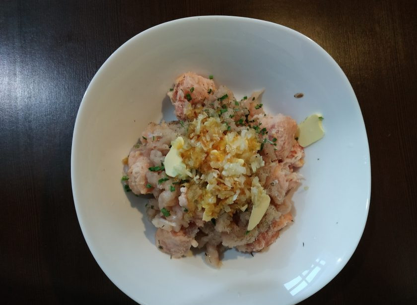 1. Этап. Емелина щука: Когда лук обжарится, добавьте его к фаршу вместе со сливочным маслом и яйцом. Добавьте 3 ст. ложки воды. Хорошо все перемешайте.