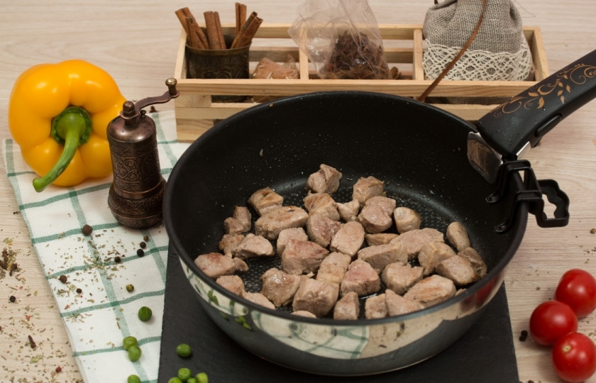 1. Этап. Овощное рагу со свининой: На разогретой сковороде и в небольшом количестве масла обжарьте свинину до золотистого цвета со всех сторон, понадобится на это вам минут 5.