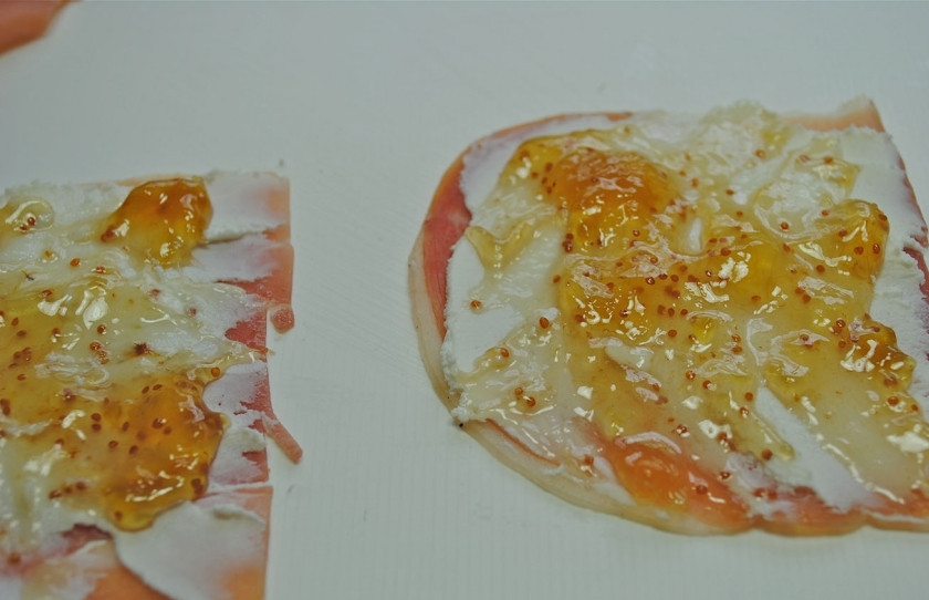 1. Этап. Рулетики из ветчины с сыром: Намажьте тонким слоем козьего сыра каждый ломтик ветчины, затем смазываем слоем джема.