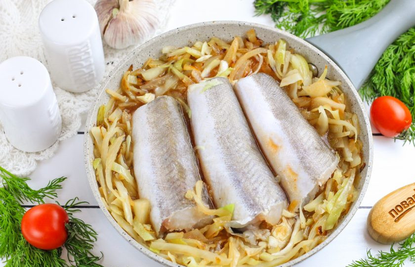 1. Этап. Минтай в капусте: Выложите минтай в капусту, влейте 50 мл. горячей воды и накройте крышкой емкость.