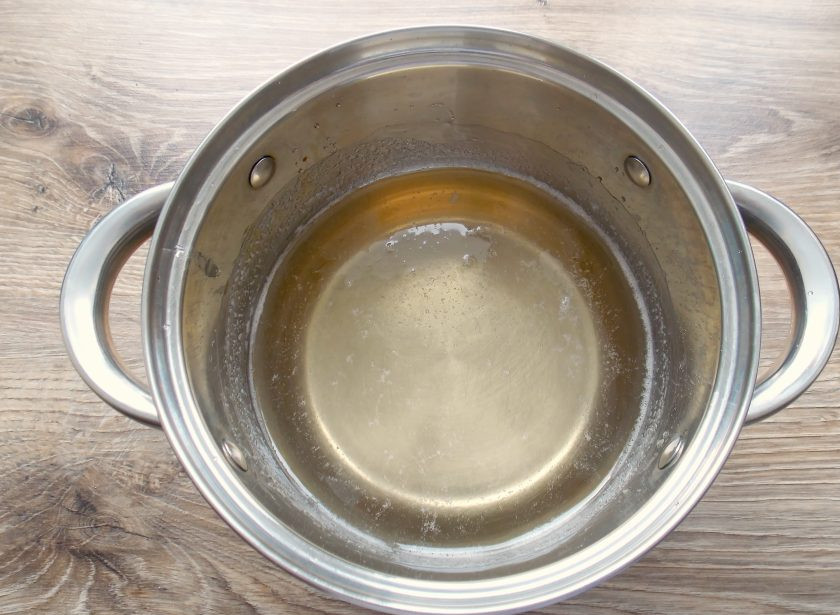 1. Этап. Сахарные кристаллы на палочке: В кастрюлю влейте оставшуюся воду и добавьте один стакан сахара. Перемешивая доведите до растворения сахара. Всыпьте оставшийся сахар, перемешайте и доведите до полного растворения сахара. Снимите с плиты и остудите до комнатной температуры.