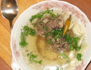 1. Этап. Бульон из баранины: По истечении времени наш бульон будет полностью готов. Разливаем его по тарелкам, добавляем по желанию кусочки мяса, дольки лука и чеснока и острый маринованный перец. Посыпаем бульон свежей зеленью и подаем его к столу вместе с аджикой из острого перца. Приятного всем аппетита!