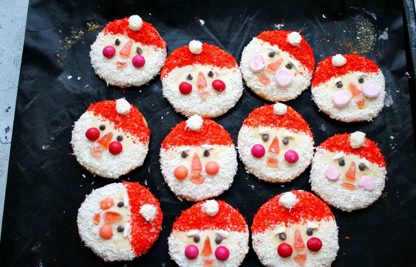 1. Этап. Бисквитное печенье Дед Мороз: Дайте шоколаду на печенье полностью высохнуть.