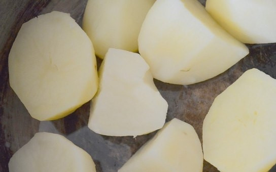 1. Этап. Куриные тефтельки в картофельных корзиночках: 1. Первым делом очищаю и мою картошку, нарезаю её небольшими кусочками и заливаю водой, отвариваю до готовности.