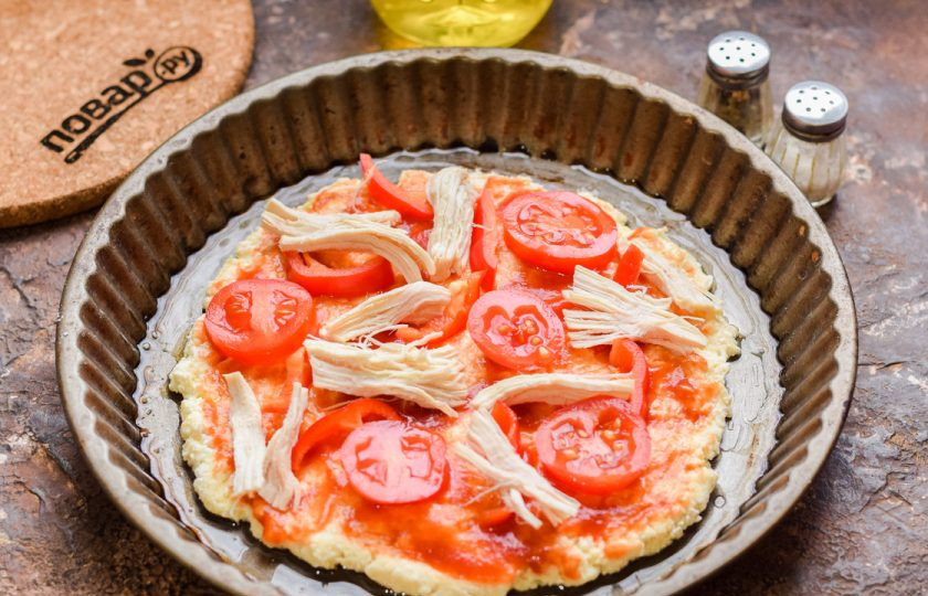 1. Этап. ПП пицца на творожном тесте: Помидоры нарежьте кружочками, перец нарежьте полосками, филе курицы разделите на небольшие кусочки. Выложите все на основу пиццы.