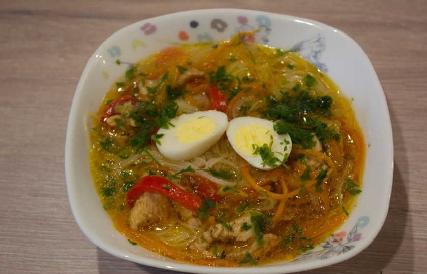 1. Этап. Азиатский куриный суп: Влейте немного супа. В каждую тарелку выложите по 1 перепелиному яичку, разрезанному пополам. Подайте суп к столу, приправив свежей зеленью.