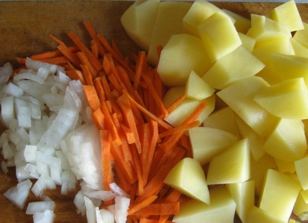 1. Этап. Сырный суп с картошкой: 2. Нарезаем все овощи. Картофель отправляем вариться на среднем огне, а лук и морковь тем временем следует обжарить до золотистого цвета.