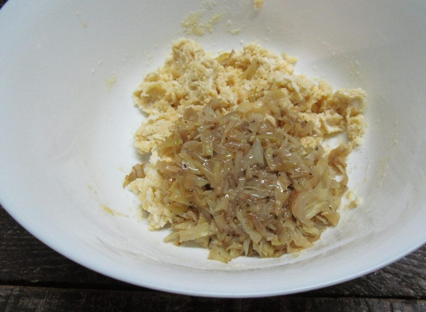 1. Этап. Капустное печенье: Отправьте в тесто остывшую капусту и замесите его. Тесто будет чуть липнуть к рукам. Заверните в пищевую пленку и отправьте в холодильник на 20 минут.