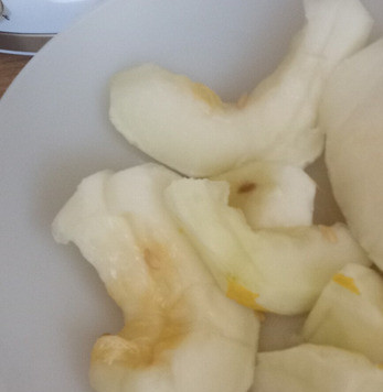 1. Этап. Закуска из дыни с песто: В салатницу выложить кусочки дыни.