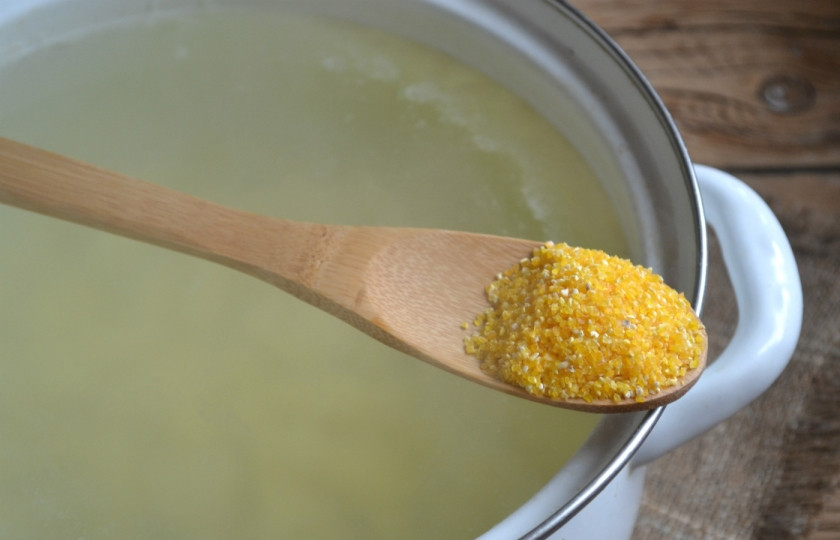 1. Этап. Суп из кильки в томатном соусе: Когда картофель немного покипит, добавьте к нему кукурузную крупу.