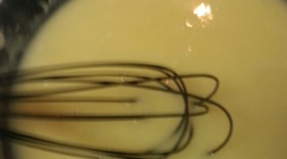 1. Этап. Чихиртма из курицы: Пожаренный лук убираем со сковородки, оставив масло, на котором лук жарился. На этом масле слегка обжариваем муку и добавляем стакан горячего бульона. Тщательно перемешиваем, чтобы не оставалось комочков.