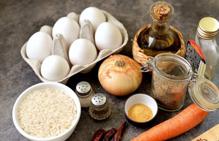 1. Этап. Плов на льняном масле с яйцами: Подготовьте ингредиенты. Первым делом отварите яйца около 10 минут, остудите их в холодной воде.