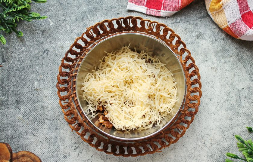 1. Этап. Салат Арбузная долька с курицей и грибами: Рис натрите на среднем огне и половину выложите к курице с грибами.