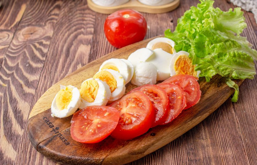 1. Этап. ПП бургер: Также для начинки бургеров отварные вкрутую яйца очистите и нарежьте кружочками. Помидоры тоже нарежьте кружочками, листья салата порвите на куски.