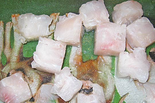 1. Этап. Пангасиус, жаренный в мультиварке: Рыбу режем на порционные кусочки, солим и перчим.