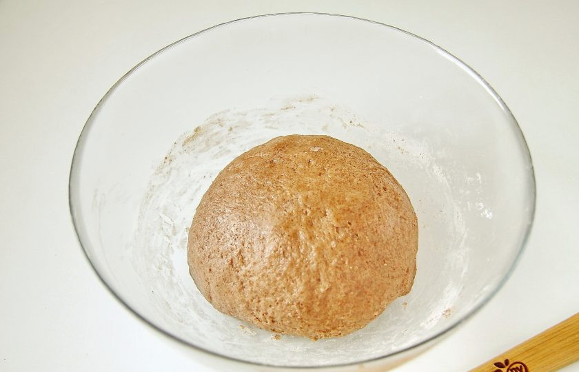 1. Этап. Шоколадные подушки: Замесите тесто. Если необходимо, то в процессе можно добавить еще немного муки. Тесто должно быть мягким и не липнуть к рукам.