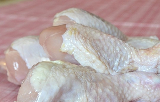 1. Этап. Куриные ножки, запеченные в мультиварке: 1. Вымойте хорошенько ножки, очистите их от перьев. Вытрите насухо мясо и посолите.