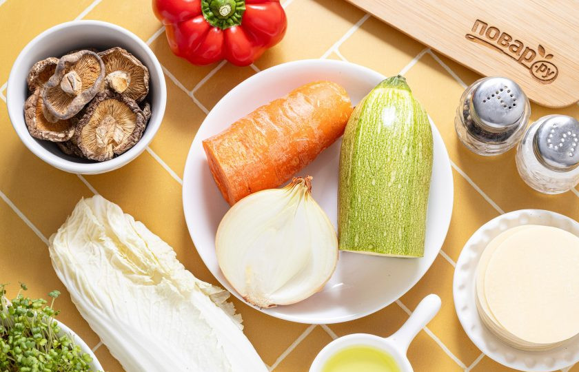 1. Этап. Овощные дамплинги: Подготовьте все ингредиенты.