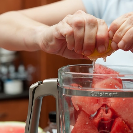 1. Этап. Коктейль из арбуза: 3. Кубики арбуза сложите в блендер. Туда же выдавите сок одного лимона (или лайма).