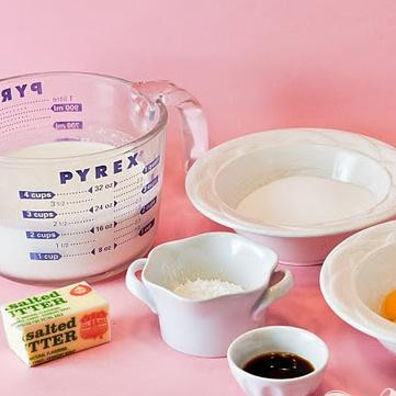 1. Этап. Фруктово-ягодный тарт: 4. Сделать крем. В средней кастрюле на среднем огне смешать молоко пополам со сливками, 6 столовых ложек сахара и соль. Довести до кипения, периодически помешивая.