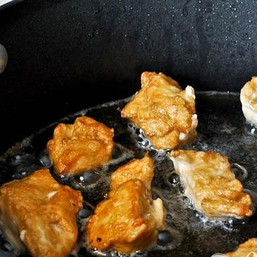 1. Этап. Курица по-азиатски с соусом и рисом: 6. Нагреть масло в большой сковороде с толстым дном на сильном огне. Добавить курицу и жарить в течение 4 минут с каждой стороны, до глубокого золотистого цвета и хрустящей корочки. Выложить курицу на бумажные полотенца и повторить с оставшимися бедрышками.