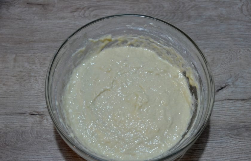 1. Этап. Хлеб Докторский: Растворите в воде закваску, добавьте муку, смешайте и накройте пищевой пленкой, оставьте при комнатной температуре для брожения на 10-12 часов.