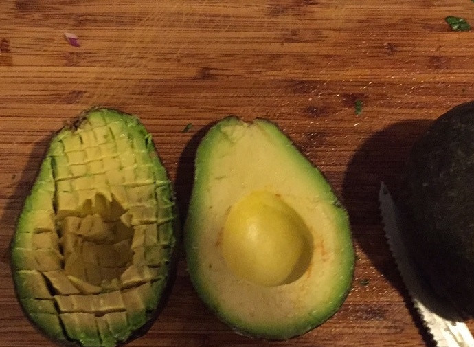 1. Этап. Вкуснейший Гуакамоле: 6. Воспользуйтесь острым ножом и разрежьте мякоть прямо в кожуре мелким кубиком.