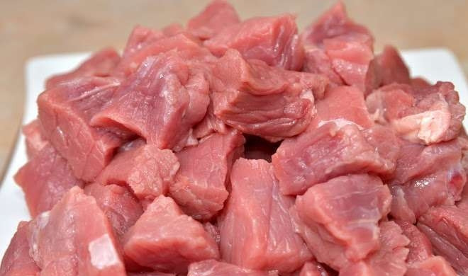 1. Этап. Говядина (гуляш): Тем временем промойте и нарежьте средними кусочками говядину.