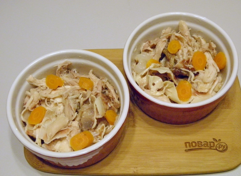 1. Этап. Холодец классический: Осторожно достаньте все мясо из холодца, остудите, чтобы можно было брать его чистыми руками. Отделите мясо от костей. Разложите все мясо по вазочкам, тарелочкам глубоким, судочкам. Я обычно кладу чуть больше половины тарелочки, ведь еще будет бульон.