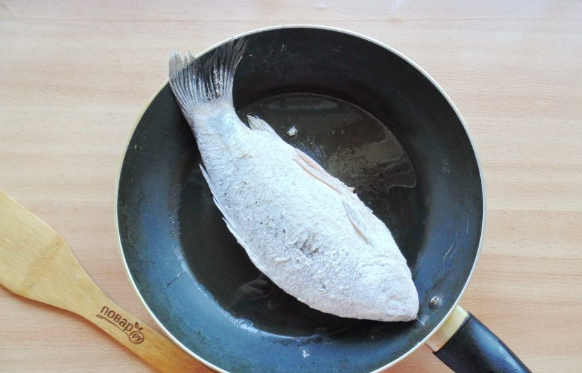 1. Этап. Караси по-чеховски: Посолите и поперчите рыбу. Хорошо обваляйте в муке с обеих сторон и выложите на горячую сковороду с маслом.