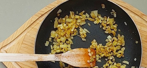 1. Этап. Морковные пироги с индейкой: Перемешать с луком и готовить еще минутку -другую.