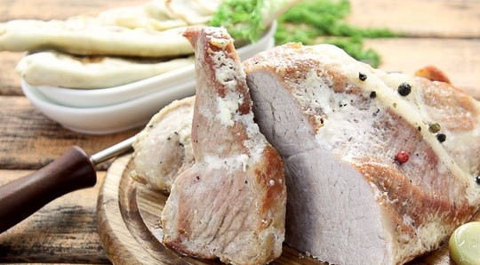 1. Этап. Свинина, запеченная со сметаной: Затем уберите крышку и готовьте ещё полчаса. Приятного аппетита!