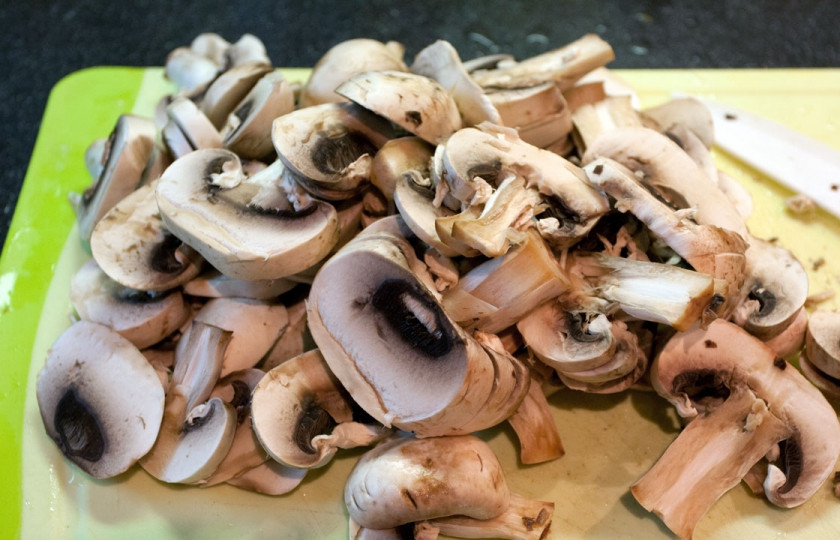 1. Этап. Быстрый суп без мяса: 2. Грибы вымыть, просушить и нарезать небольшими дольками. В данный рецепт приготовления быстрого супа без мяса будут использоваться шампиньоны, однако можно их заменить любыми другими грибами.