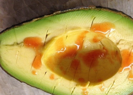 1. Этап. Авокадо с сыром: 3. Вариантов, как сделать авокадо с сыром пикантным и вкусным существует немало. Можно взбрызнуть его кисло-сладким соусом или, как в этом рецепте, острым томатным. Для детского варианта можно взять оливковое масло и сливочный соус, например.