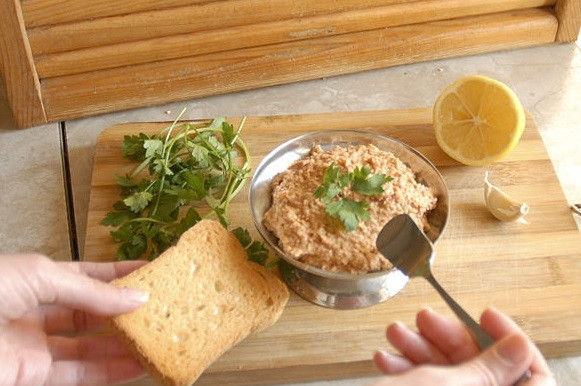 1. Этап. Тхина: 5. Взбейте еще раз блендером все ингредиенты тхины. Тхина готова! Подавайте с хлебом, сухариками, готовьте соусы. Приятного аппетита!