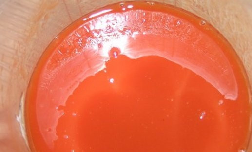 1. Этап. Желе рыбное: Желатин заливаем томатным соком и размешиваем до полного растворения гранул. Добавляем соли и специи по вкусу.