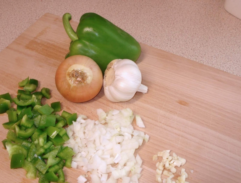 1. Этап. Мармитако: Для начала мелко порубите лук и чеснок. Зеленый перец режем кубиками тоже не крупно.