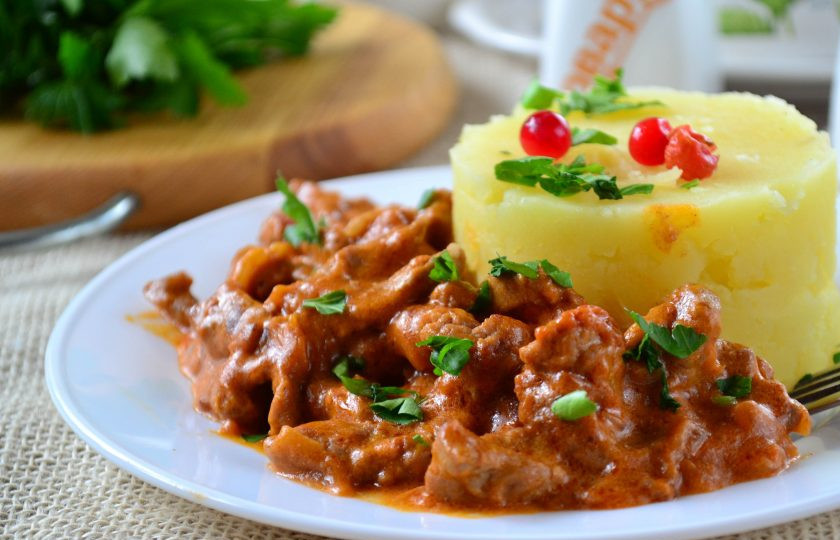 1. Этап. Классический бефстроганов из говядины: 11. Классический бефстроганов готов! Подавайте с картофельным пюре. Приятного аппетита!