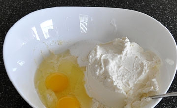 1. Этап. Творожная запеканка с черникой: 1. Если черника у вас замороженная, заранее достаньте ее и оставьте при комнатной температуре, чтобы она оттаяла. В подходящей емкости соедините манную крупу и сметану, оставьте для набухания на 15-20 минут.